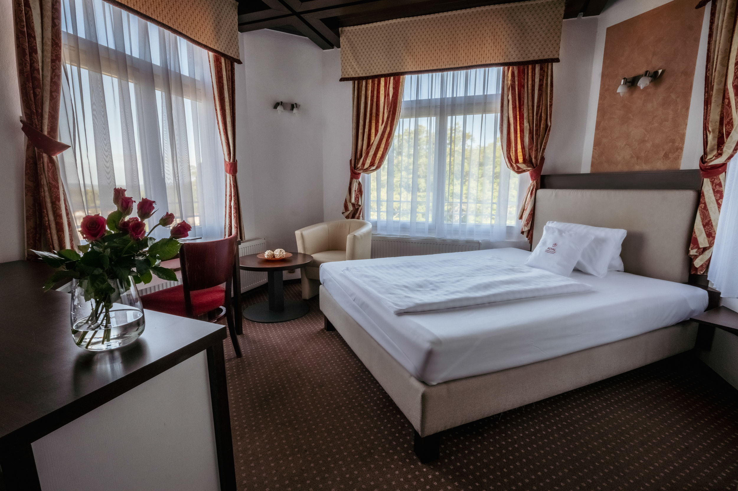 * View of the city
* Hall with storage space
* Bedroom - single bed (extra bed for 1 person possible)
* TV + SAT, radio, telephone, fridge, safe
* Bathroom - shower + toilet, hairdryer
