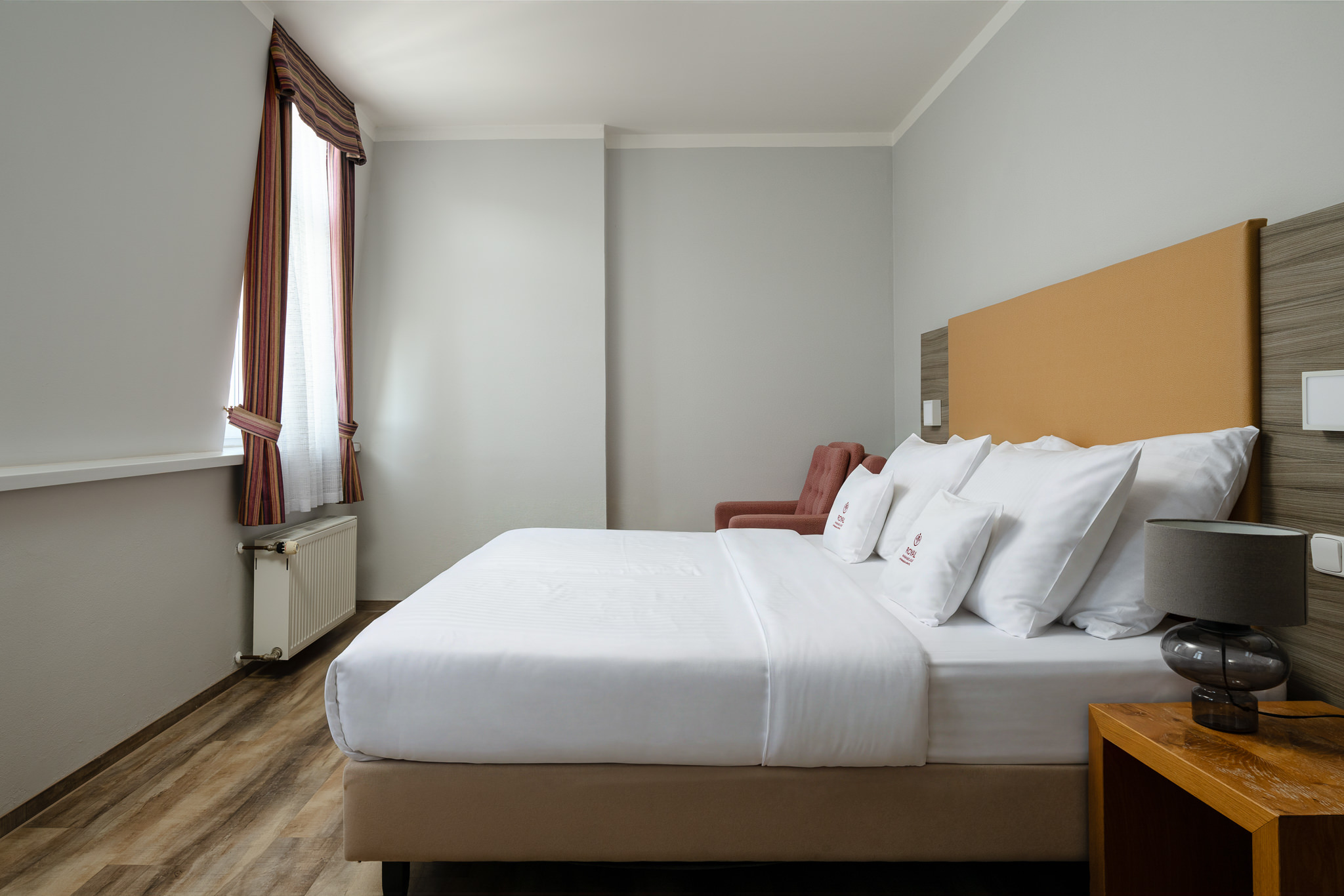 * Blick zum Hof
* Vorzimmer mit Stauraum
* Schlafzimmer- Doppelbett oder 2 Einzelbetten 
* TV + SAT, Radio, Telefon, Kühlschrank, Safe
* Badezimmer - Dusche+ WC, Föhn