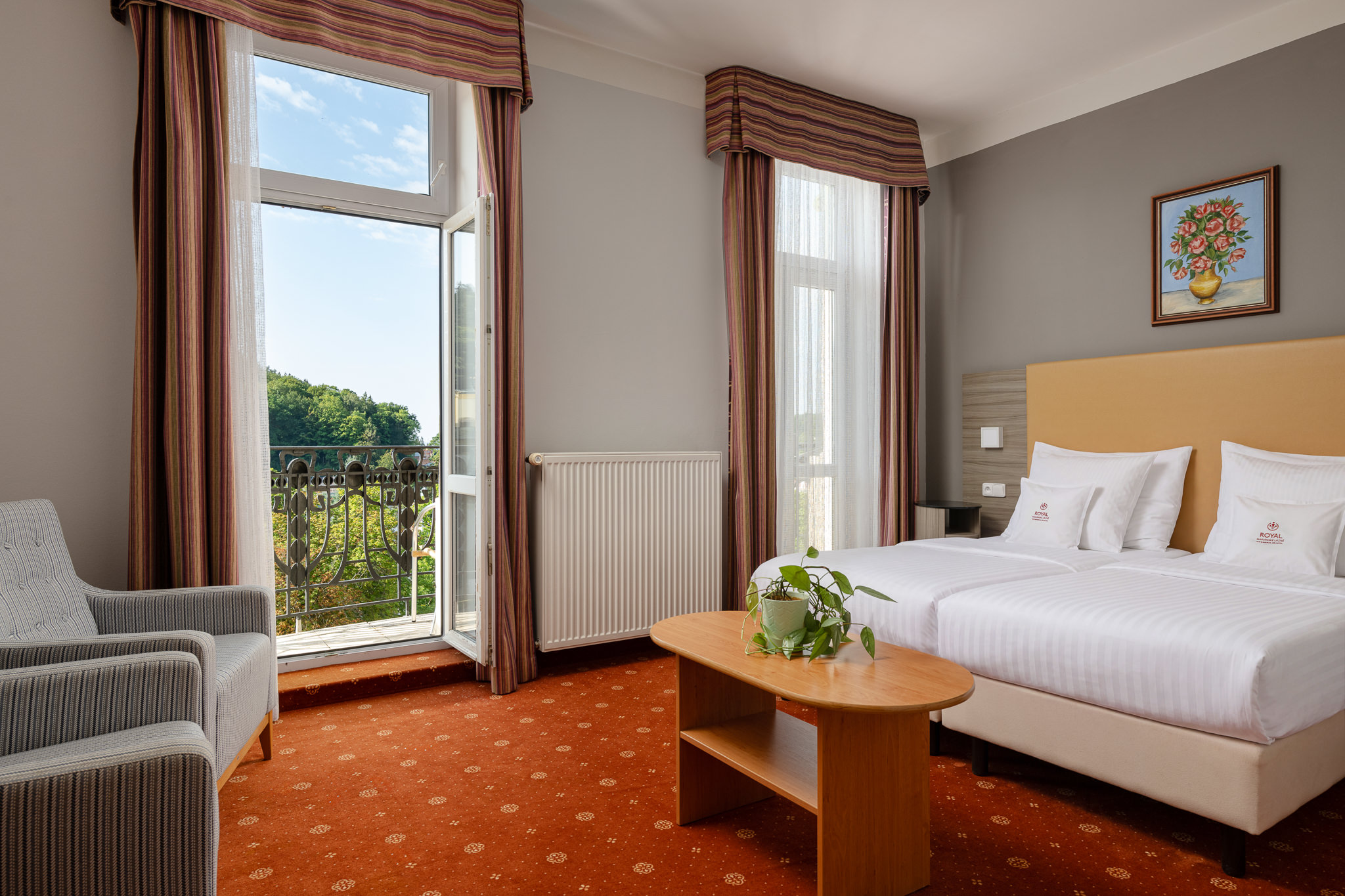 * Blick zum Goetheplatz und Balkon
* Vorzimmer mit Stauraum
* Schlafzimmer- Doppelbett oder 2 Einzelbetten 
* TV + SAT, Radio, Telefon, Kühlschrank, Safe
* Badezimmer - Dusche+ WC, Föhn