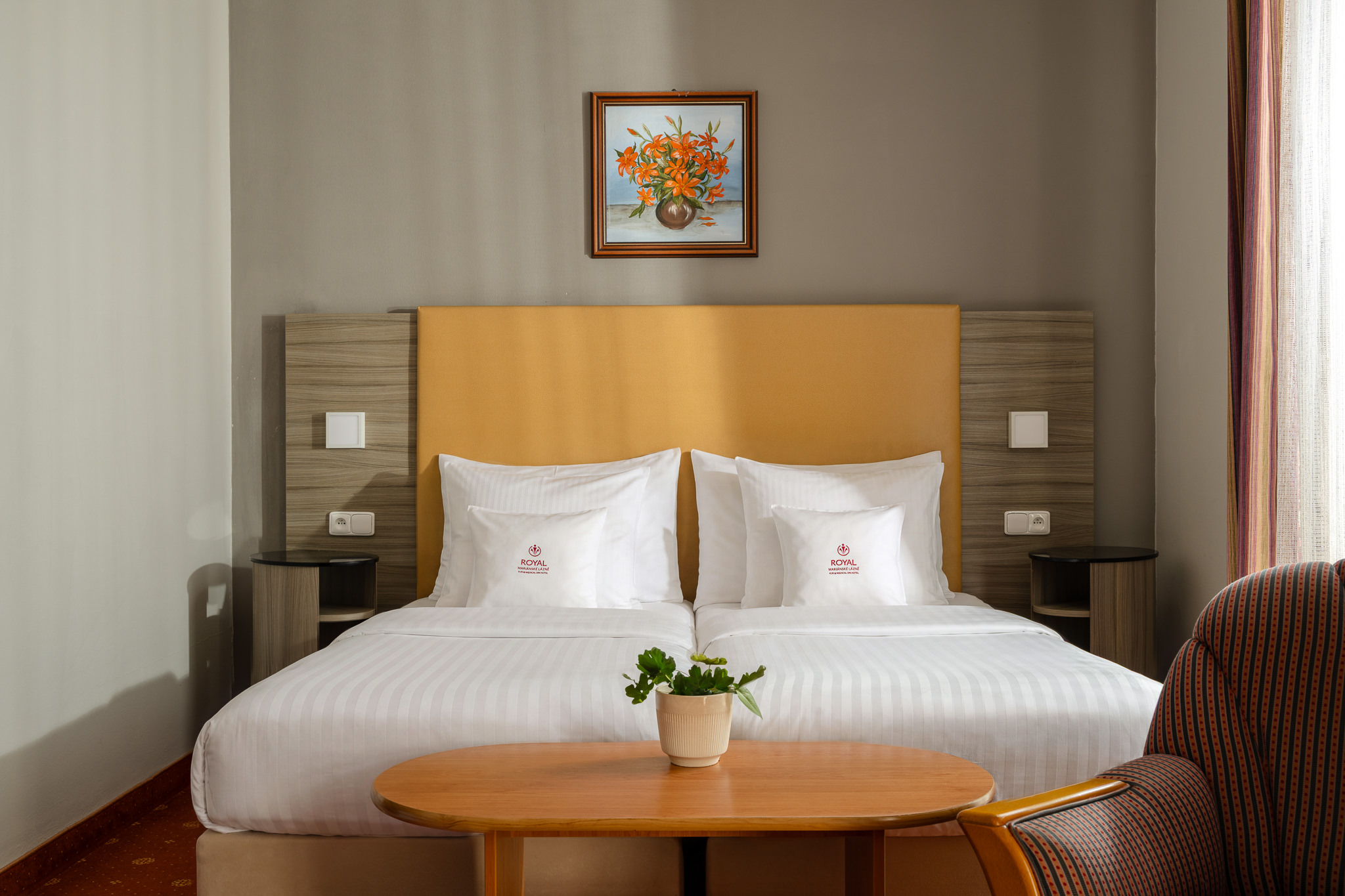 * Blick zum Goetheplatz
* Vorzimmer mit Stauraum
* Schlafzimmer- Doppelbett oder 2 Einzelbetten
* TV + SAT, Radio, Telefon, Kühlschrank, Safe
* Badezimmer - Dusche+ WC, Föhn