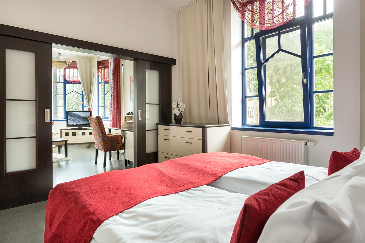 * Pokoje ve vile VALAŠKA
* Předsíň - úložné prostory
* Šatna
* Ložnice -  manželská postel 
* Obývací pokoj (možnost přistýlky pro 1 osobu)
* TV + SAT, telefon, minibar, kávovar, trezor, klimatizace
* Koupelna - vana, WC + bidet, fén