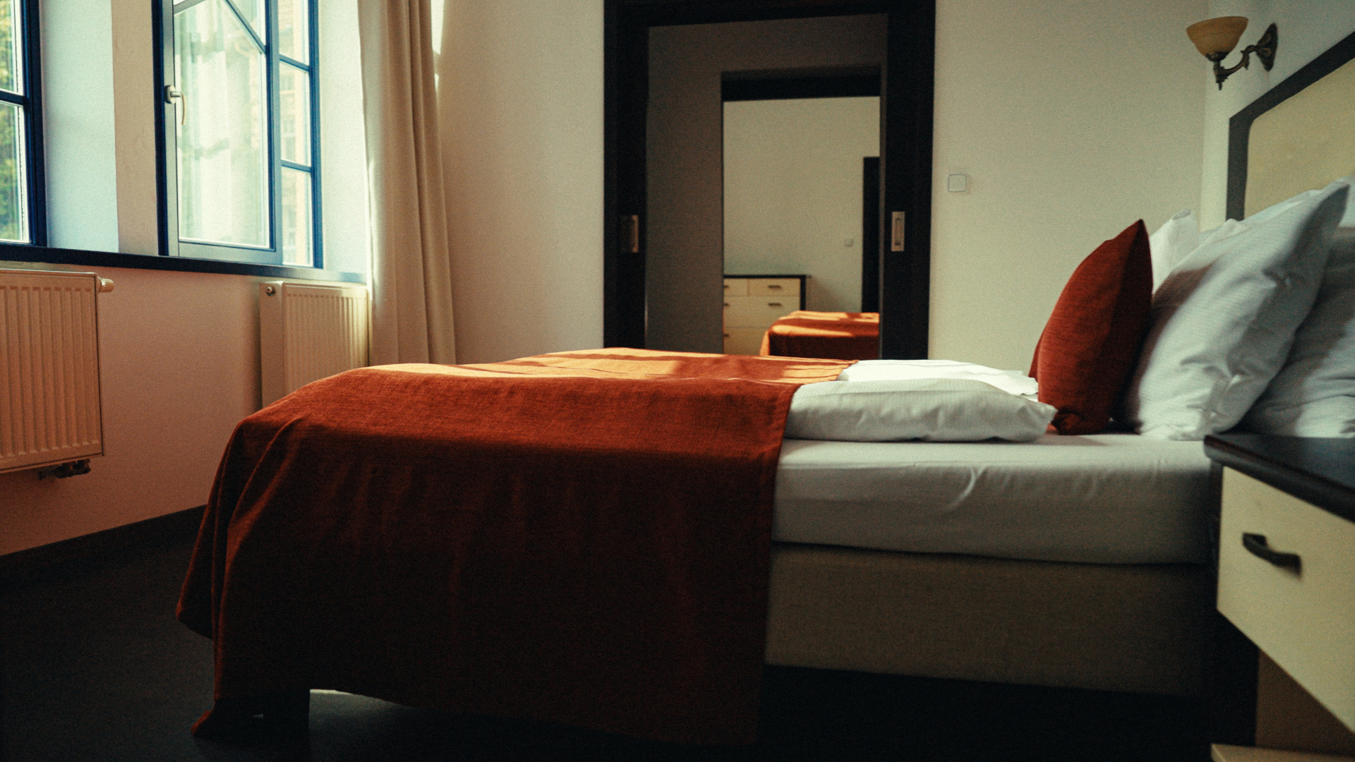 * Pokoje ve vile VALAŠKA
* Předsíň - úložné prostory
* Šatna
* Ložnice -  jednolůžko 140 cm (možnost přistýlky pro 1 osobu)
* Obývací pokoj
* TV + SAT, telefon, minibar, kávovar, trezor, klimatizace
* Koupelna - vana, WC + bidet, fén