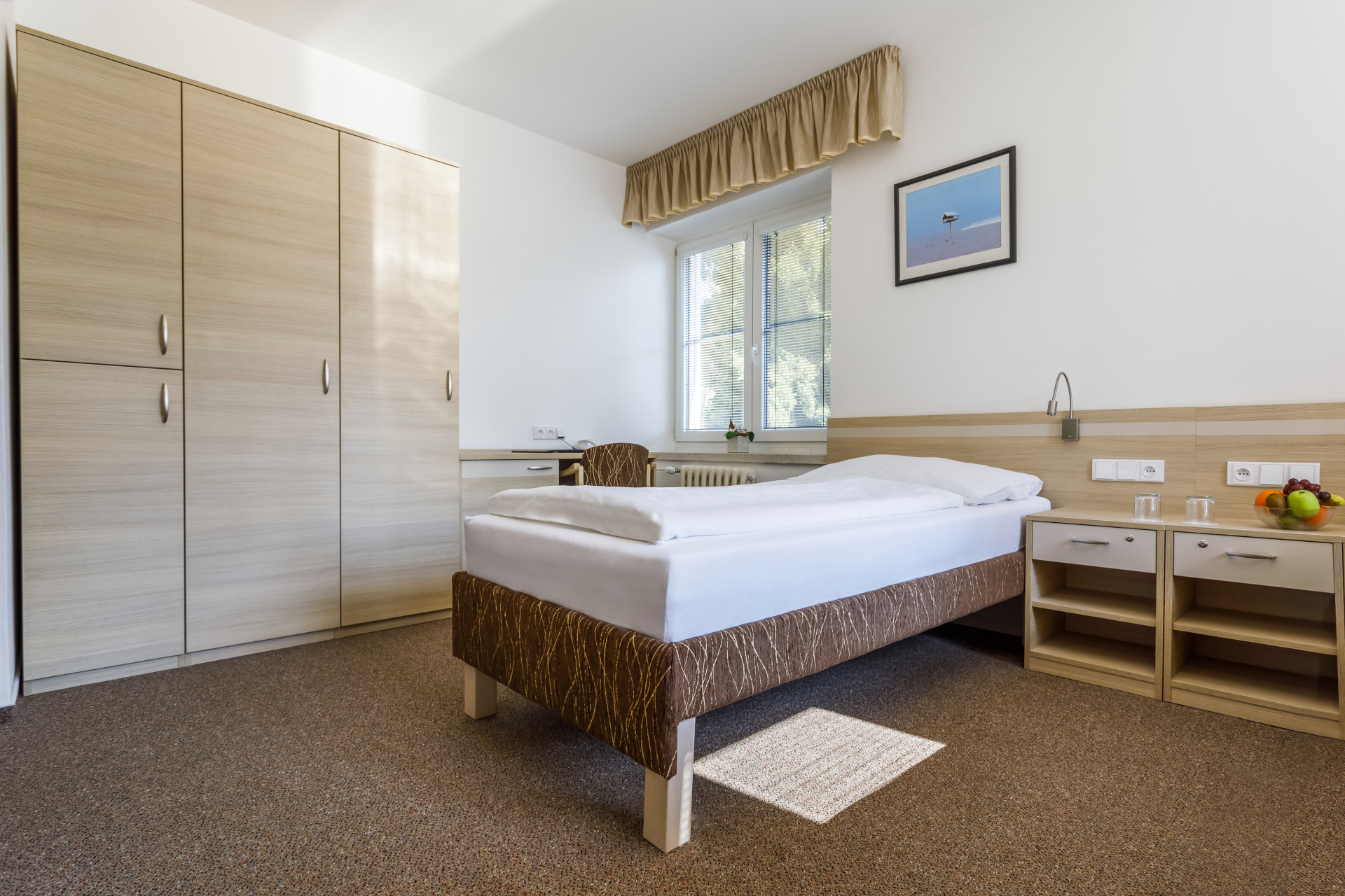 * Schlafzimmer – Einzelbett und Lagerplatz
* TV + SAT, Telefon, Kühlschrank
* Badezimmer – Dusche + WC, Föhn
