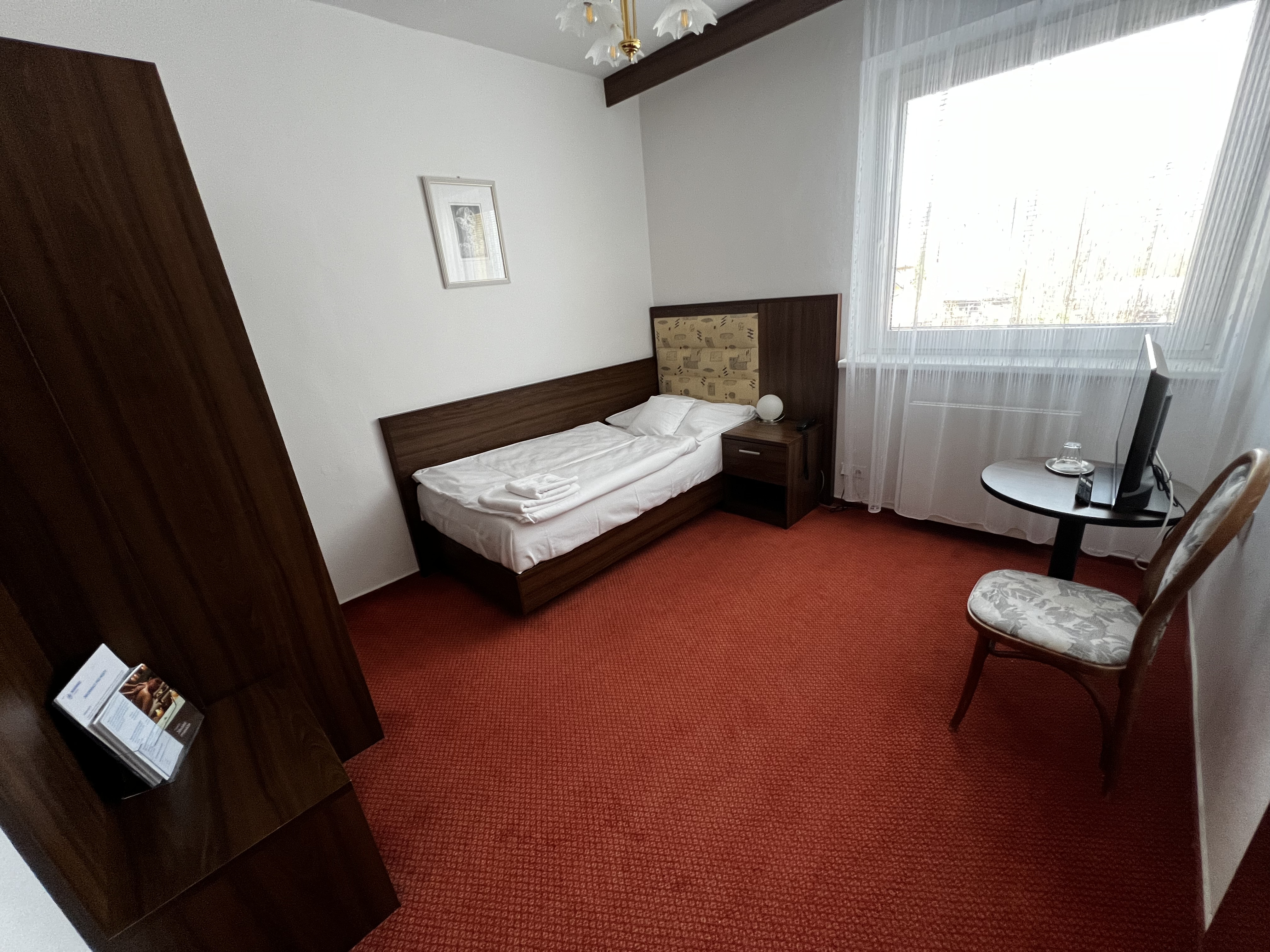 * Vorzimmer mit Stauraum    
* Schlafzimmer – Einzelbett
* TV, Telefon
* Badezimmer – Dusche + WC