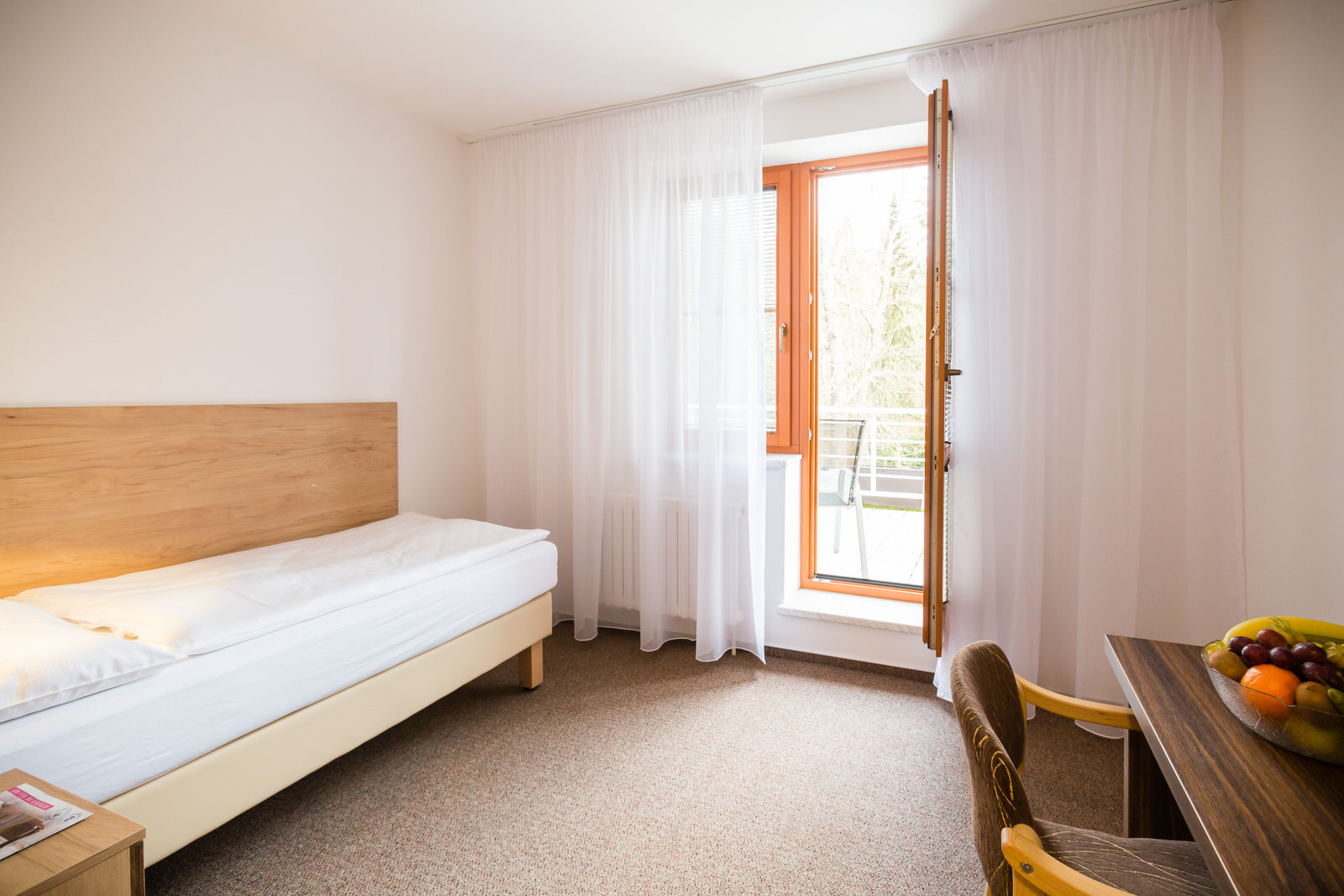 * Schlafzimmer – Einzelbett und Lagerplatz
* TV + SAT, Telefon, Kühlschrank
* Badezimmer – Dusche + WC, Föhn

