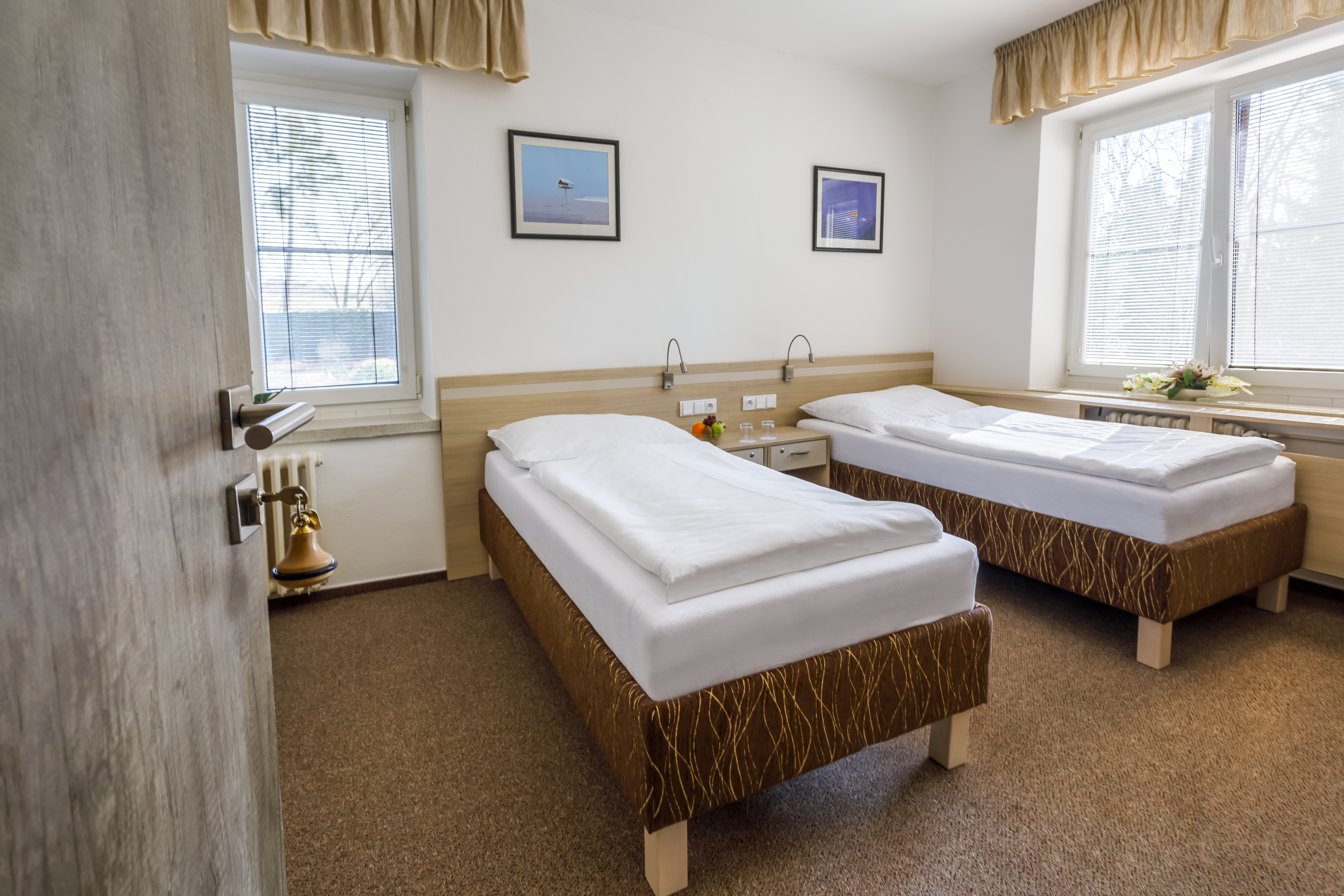 * Vorzimmer mit Stauraum
* Schlafzimmer – 2 Einzelbetten 
* TV + SAT, Telefon, Kühlschrank
* Badezimmer – Dusche + WC, Föhn
