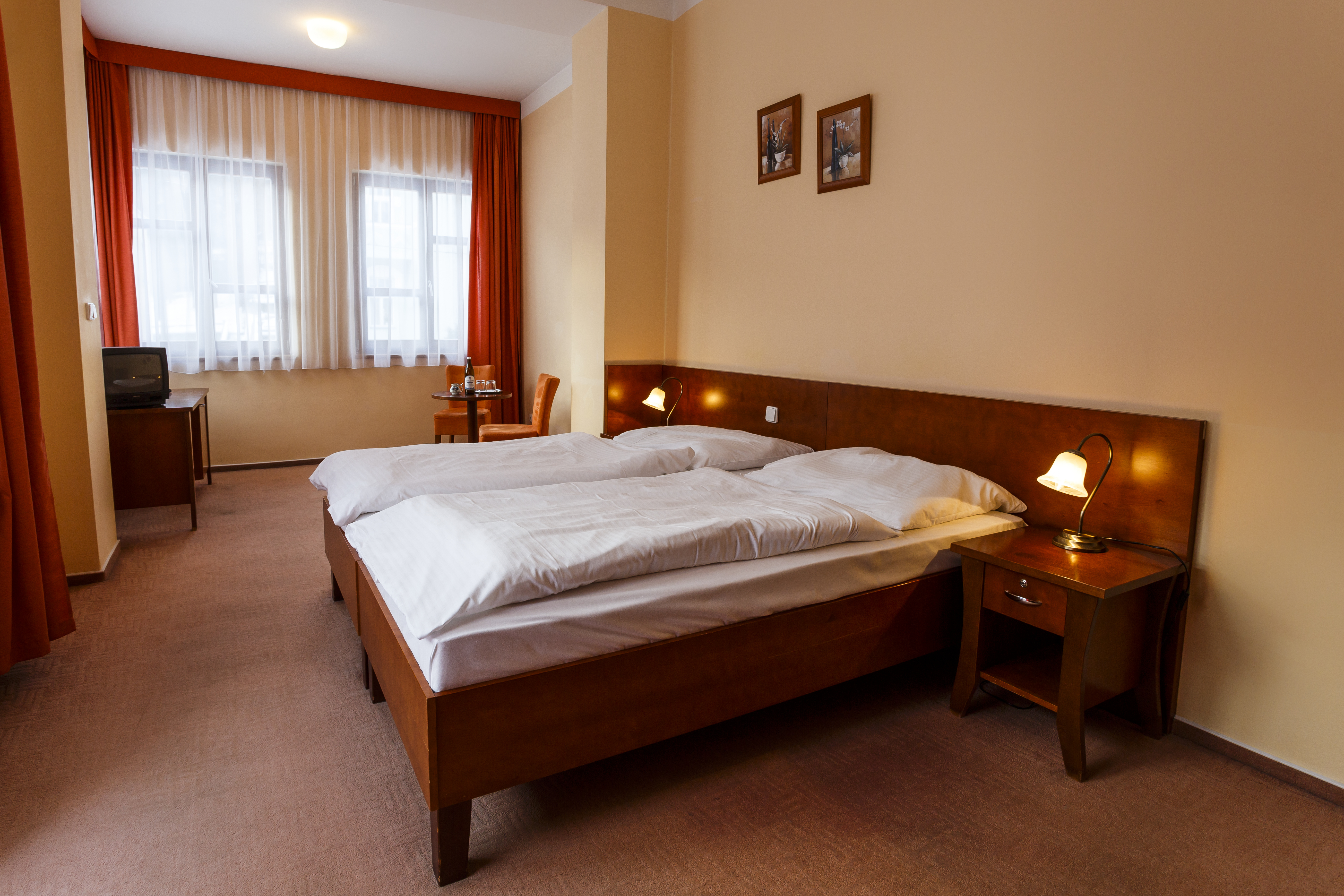 * Pokoje ve vile PERŠTÝN nebo PETŘÍN
* Budovy bez výtahu
* Předsíň - úložné prostory
* Ložnice - manželská postel nebo oddělená lůřka
* TV + SAT, telefon, lednička
* Koupelna - vana / sprcha + WC