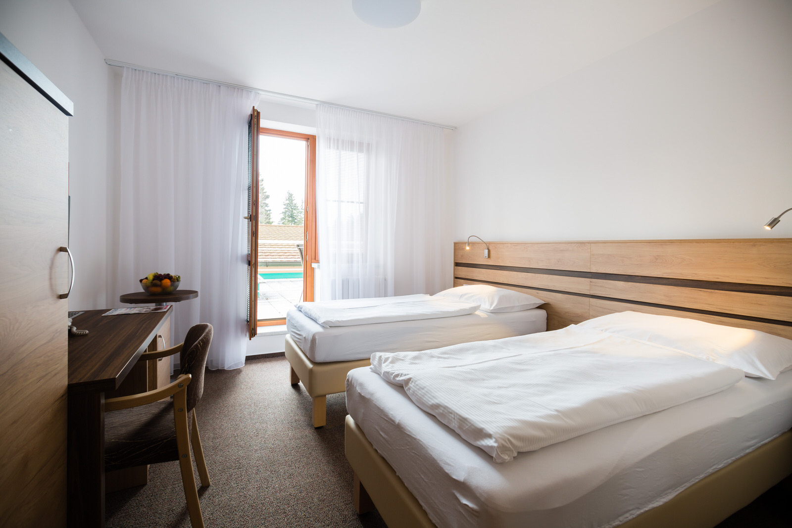 * Vorzimmer mit Stauraum
* Schlafzimmer – 2 Einzelbetten 
* TV + SAT, Telefon, Kühlschrank
* Badezimmer – Dusche + WC, Föhn
