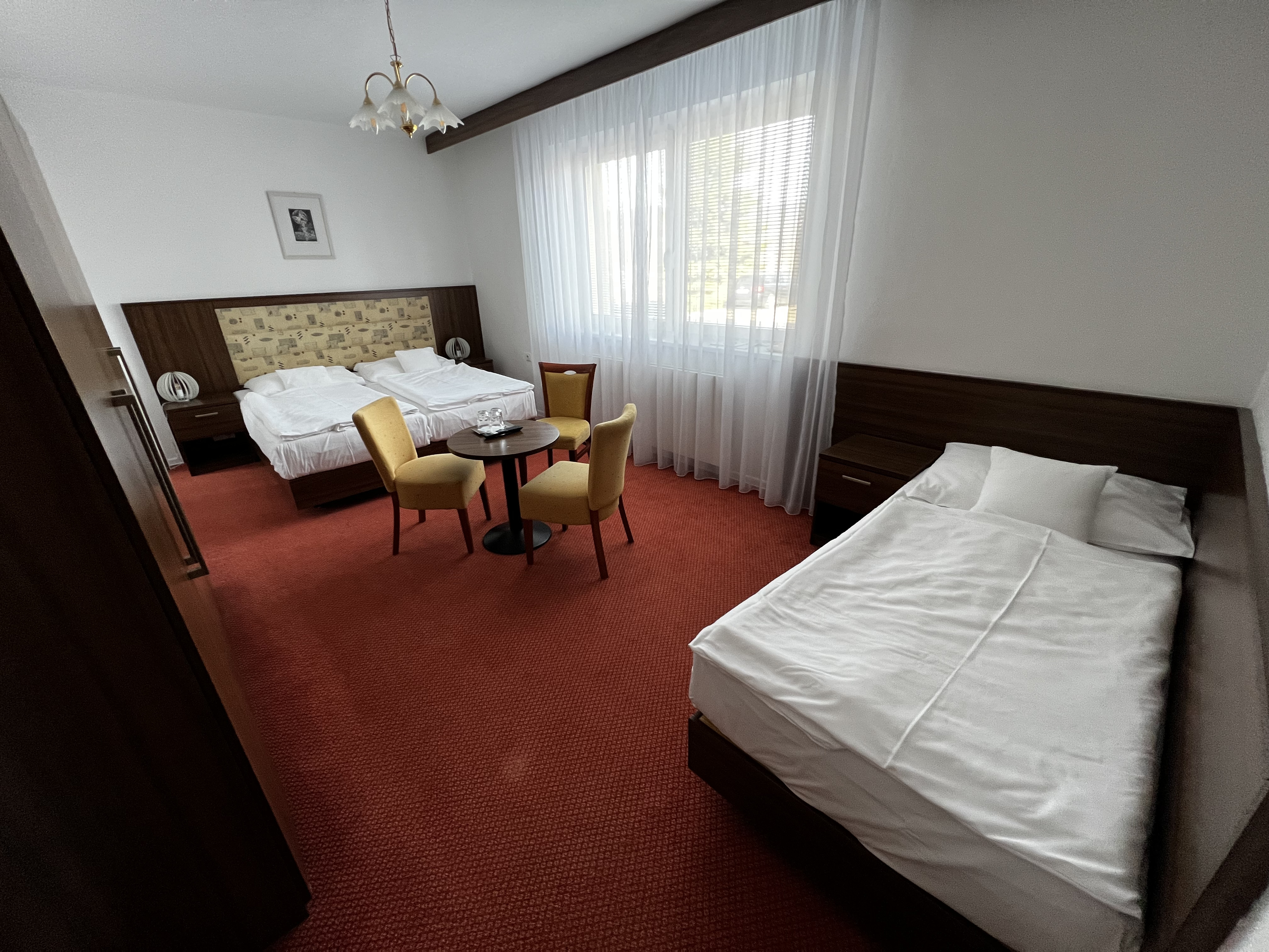 * Vorzimmer mit Stauraum
* Schlafzimmer – Doppelbett und Einzelbett (Zustellbett für 1 Person möglich)
* TV, Telefon
* Badezimmer – Dusche + WC