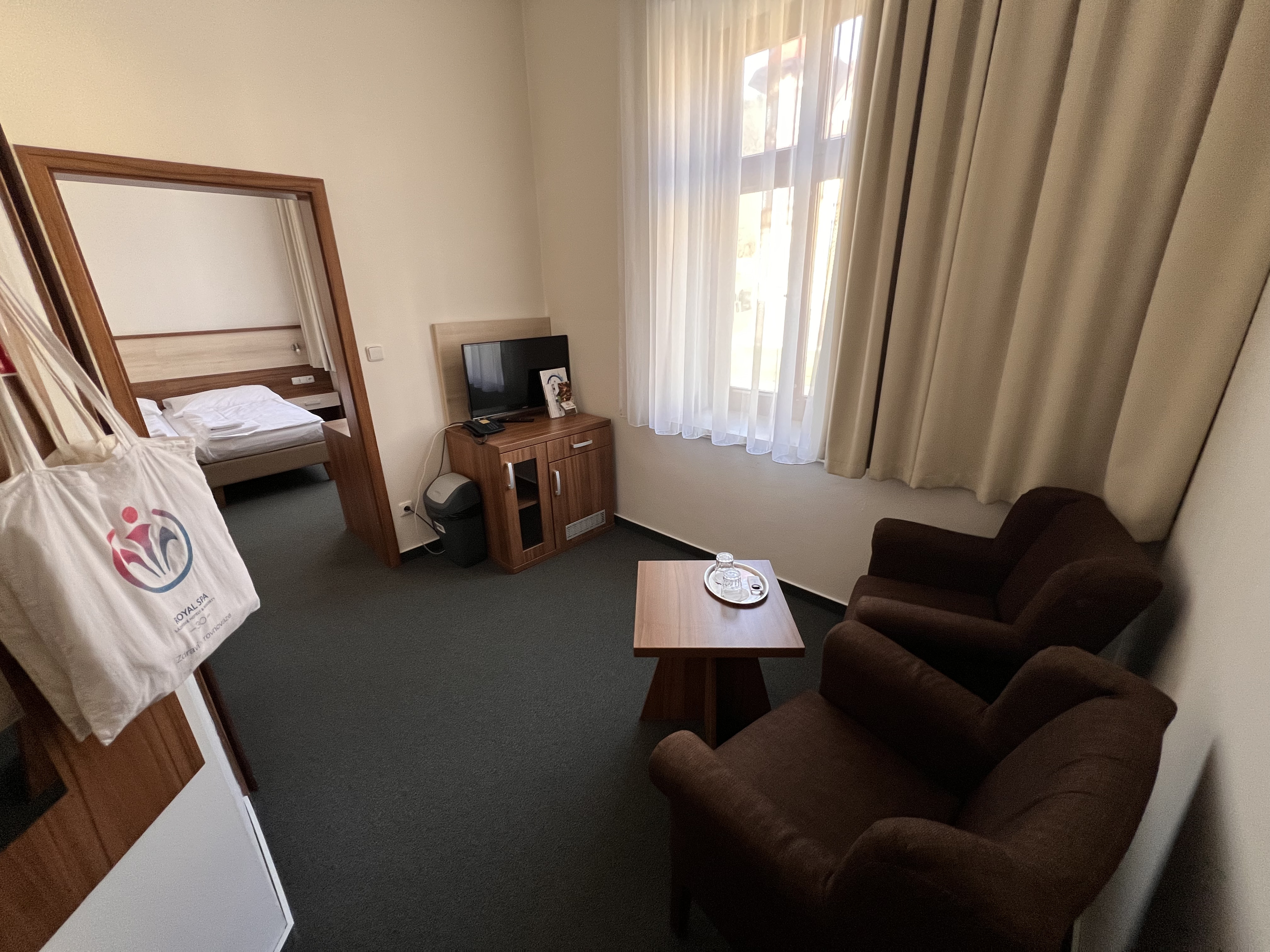 * Pokoje ve vile PERŠTÝN nebo PEŘÍN
* Budovy bez výtahu
* Předsíň - úložné prostory
* Ložnice -  manželská postel
* Obývací pokoj (možnost přistýlky pro 1 osobu)
* TV + SAT, telefon, lednička
* Koupelna - sprcha + WC