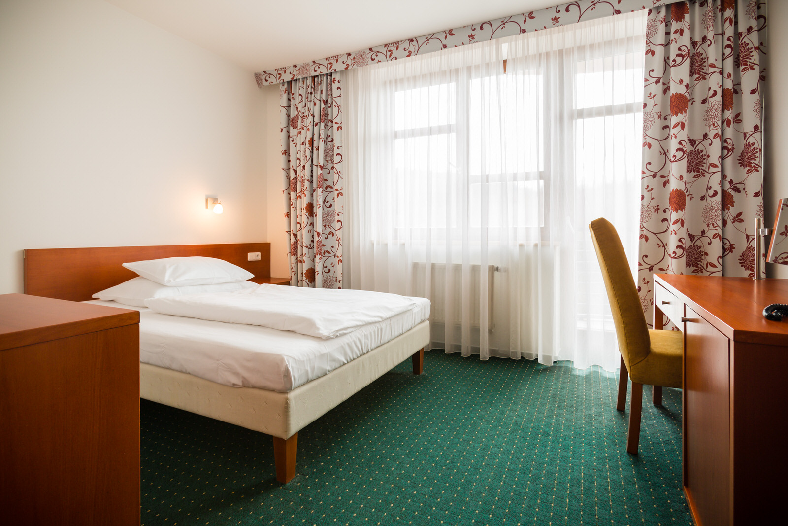 * Pokoje ve vile ANTOANETA
* Předsíň - úložné prostory
* Ložnice - jednolůžko (možnost přistýlky pro 1 osobu)
* TV + SAT, telefon, lednička, trezor, wifi
* Koupelna - vana + WC, fén