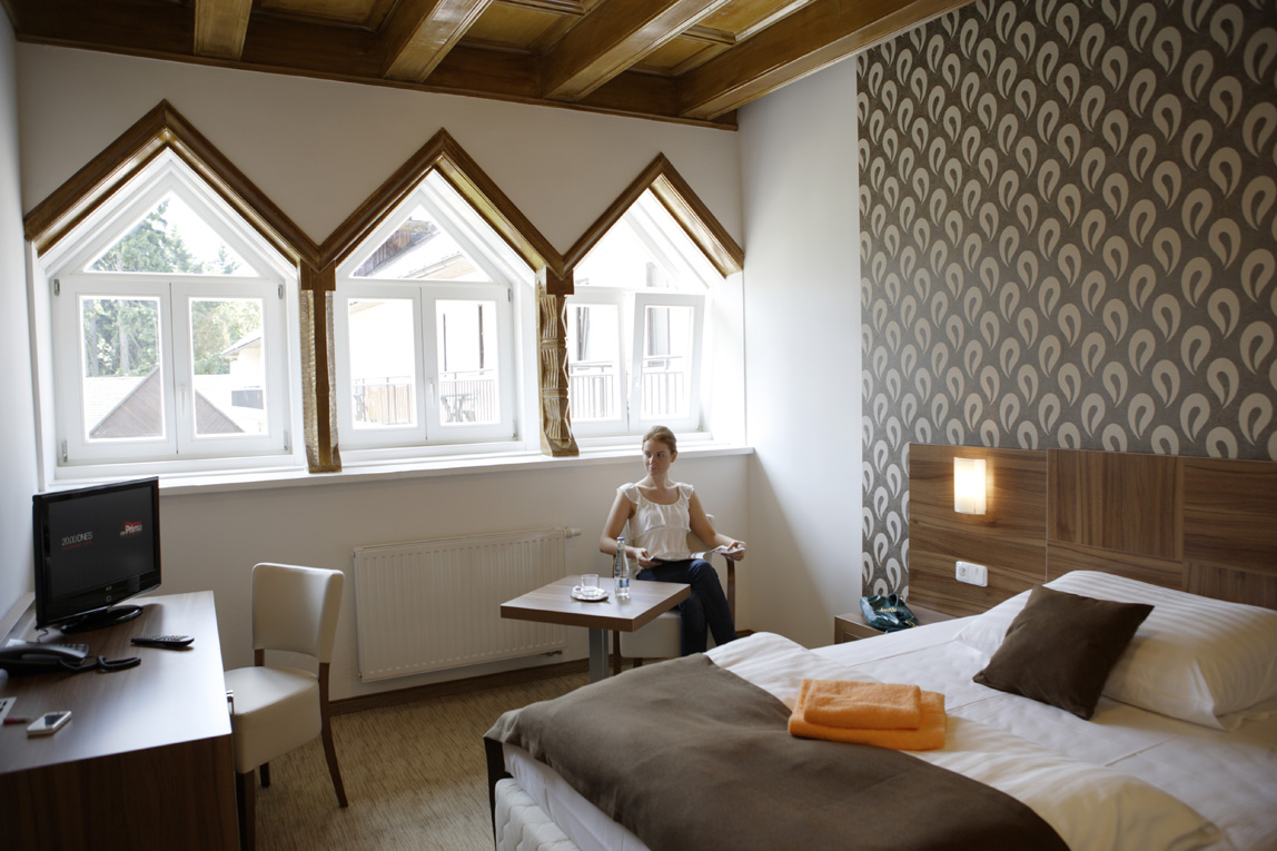 * Vorzimmer mit Stauraum
* Schlafzimmer – Einzelbett 140 cm
* TV + SAT, Telefon, Kühlschrank 
* Badezimmer - Wanne oder Dusche + WC, Föhn