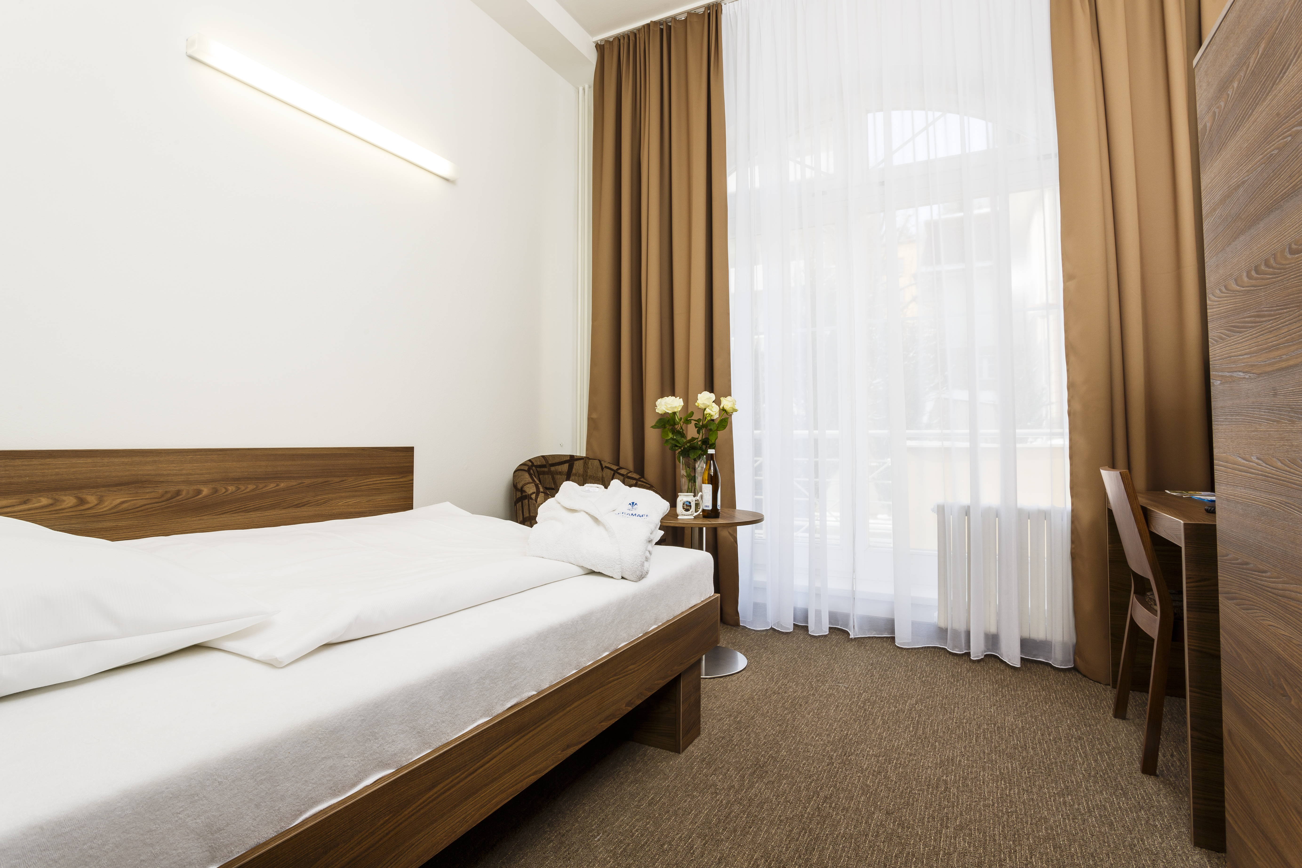 * Zimmer im Hotel MIRAMARE II
* Vorzimmer mit Stauraum
* Schlafzimmer - Einzelbett (Zustellbett für 1 Person möglich)
* TV + SAT, Telefon, Kühlschrank, Safe
* Badezimmer - Badewanne oder Dusche + WC, Föhn
* Balkon