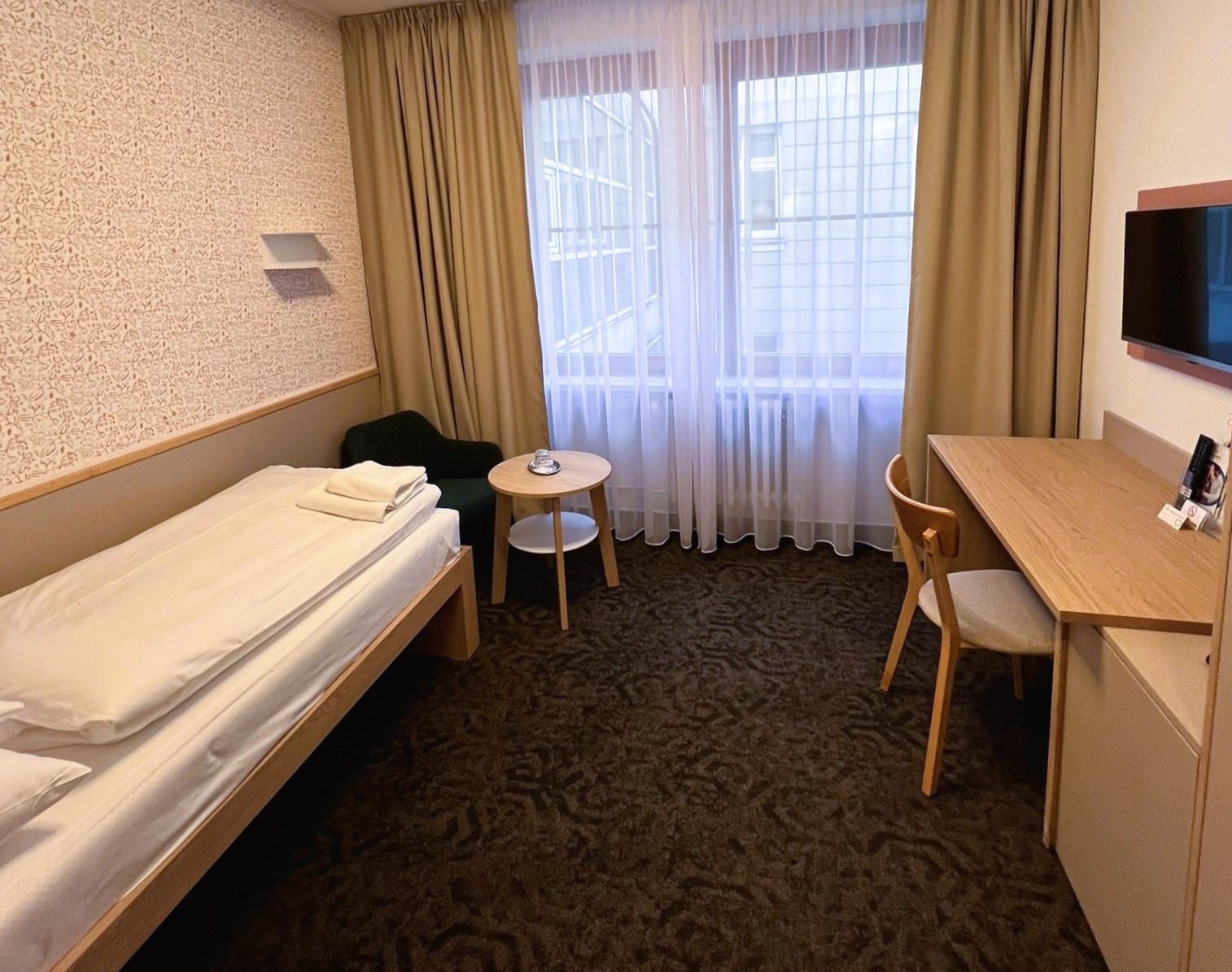 * Zimmer in der Villa Helena
* Vorzimmer mit Stauraum
* Schlafzimmer – Einzelbett
* TV + SAT, Telefon, Kühlschrank, Safe
* Badezimmer - Badewanne oder Dusche + WC, Föhn