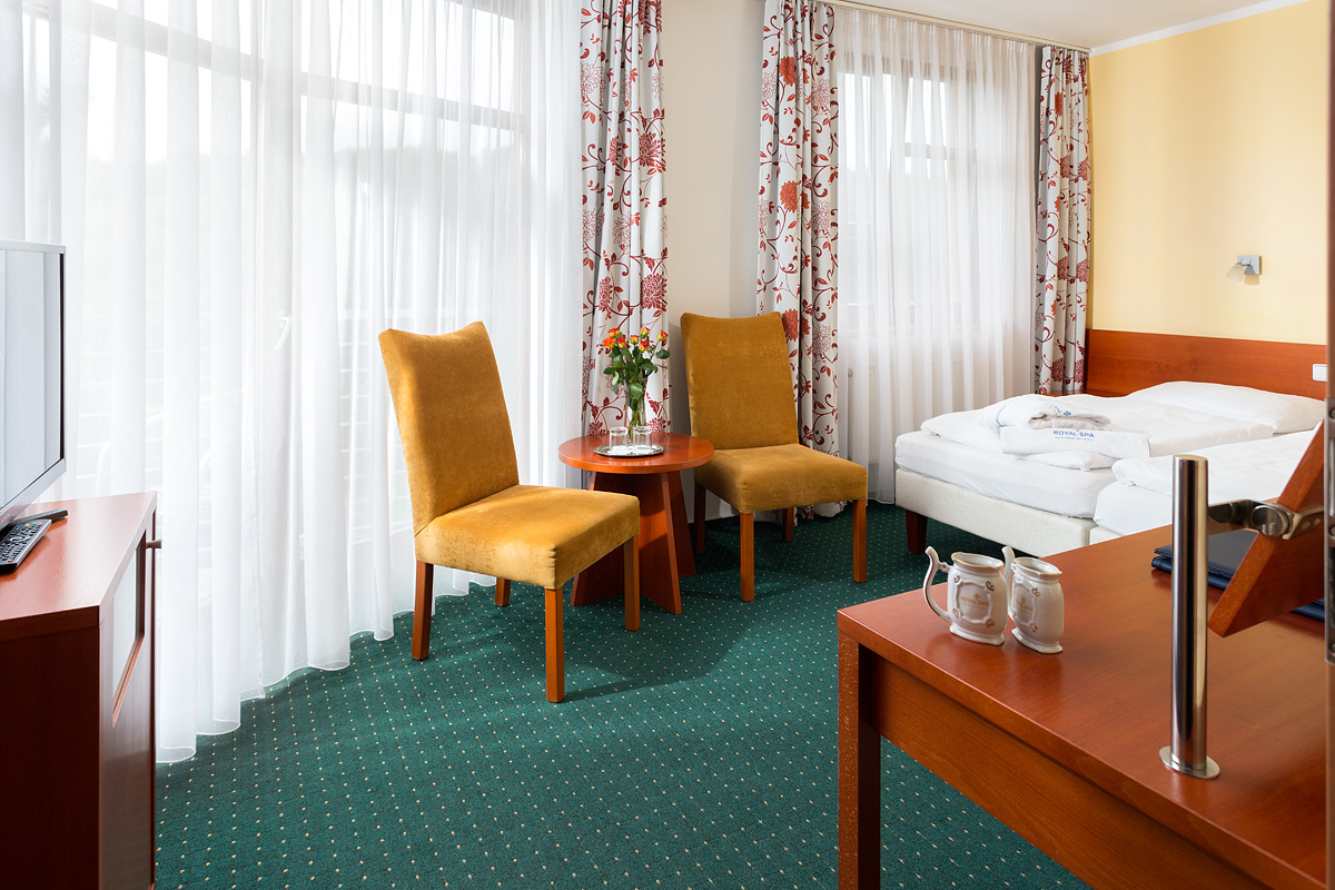 * Pokoje ve vile ANTOANETA
* Předsíň - úložné prostory
* Ložnice - manželská postel nebo oddělená lůžka (možnost přistýlky pro 1 osobu)
* TV + SAT, telefon, lednička, trezor
* Koupelna - vana / sprcha + WC, fén