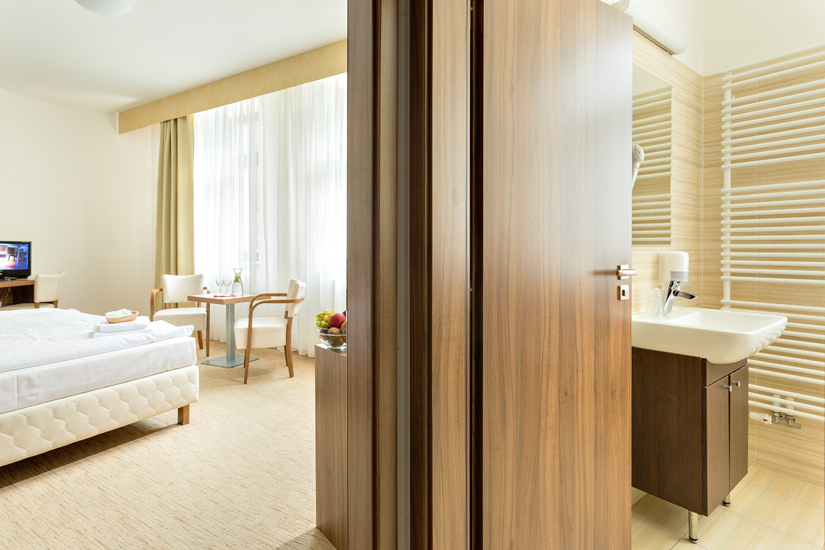 * Vorzimmer mit Stauraum
* Schlafzimmer – Doppelbett oder zwei Einzelbetten (Zusatzbett für 1 Person)
* TV + SAT, Telefon, Kühlschrank 
* Badezimmer - Wanne oder Dusche + WC, Föhn