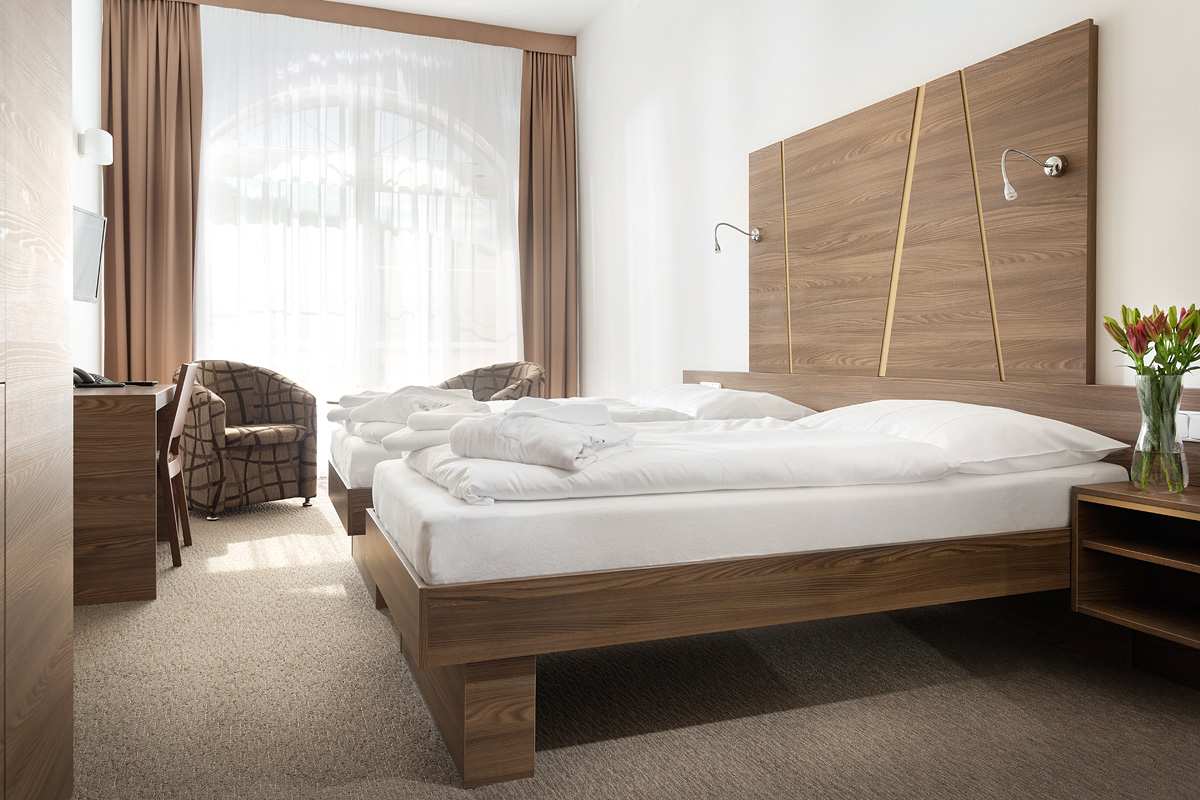 * Zimmer im Hotel MIRAMARE II
* Vorzimmer mit Stauraum
* Schlafzimmer - Doppelbett oder 2 Einzelbetten
* TV + SAT, Telefon, Kühlschrank, Safe
* Badezimmer - Badewanne oder Dusche + WC, Föhn
* Balkon