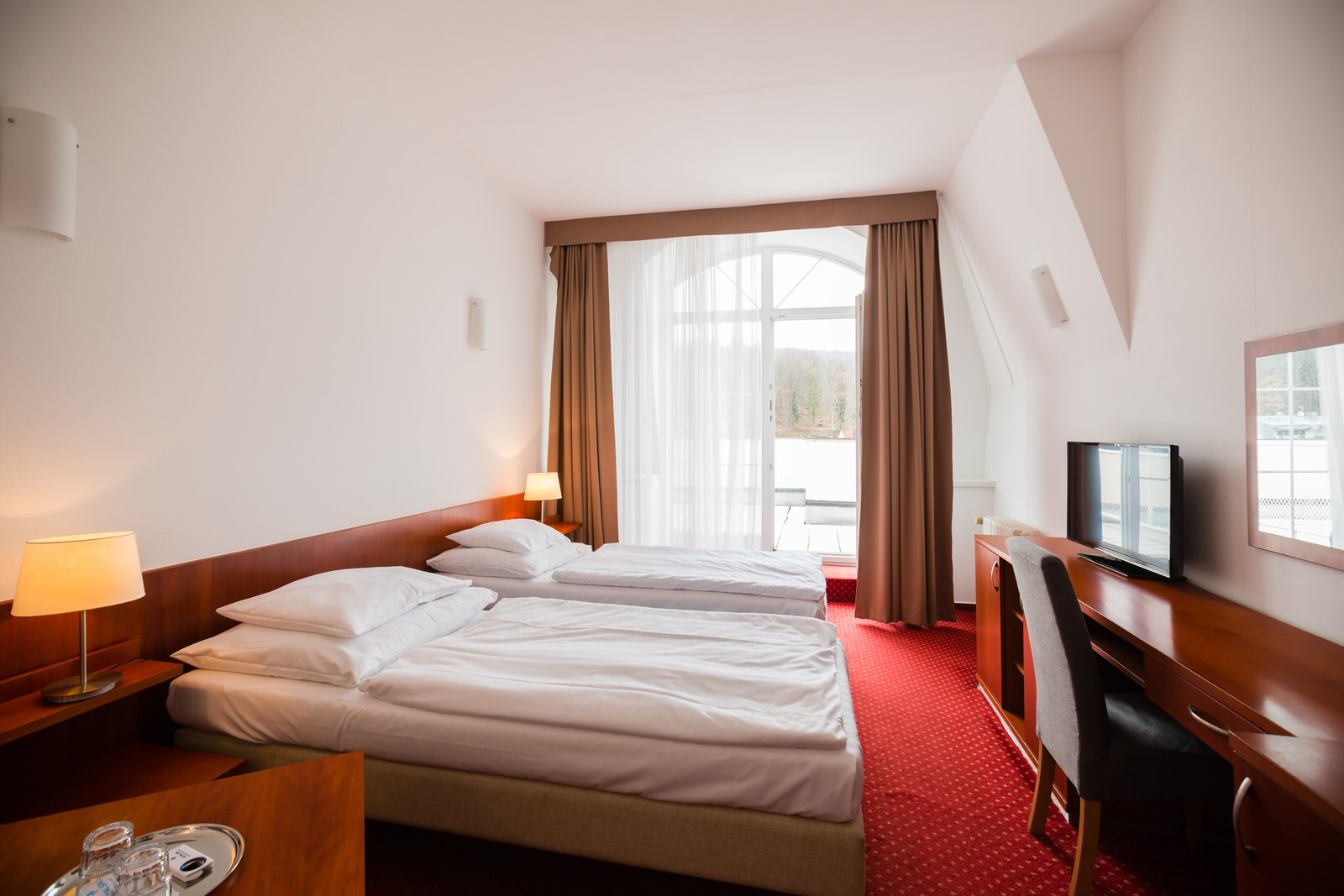 * Zimmer im Hotel MIRAMARE II
* Vorzimmer mit Stauraum
* Schlafzimmer – Doppelbett
* Wohnzimmer (zustellbett für 1 Person möglich)
* TV + SAT, Telefon, Kühlschrank, Safe
* Badezimmer - Badewanne oder Dusche + WC, Föhn
* Balkon
