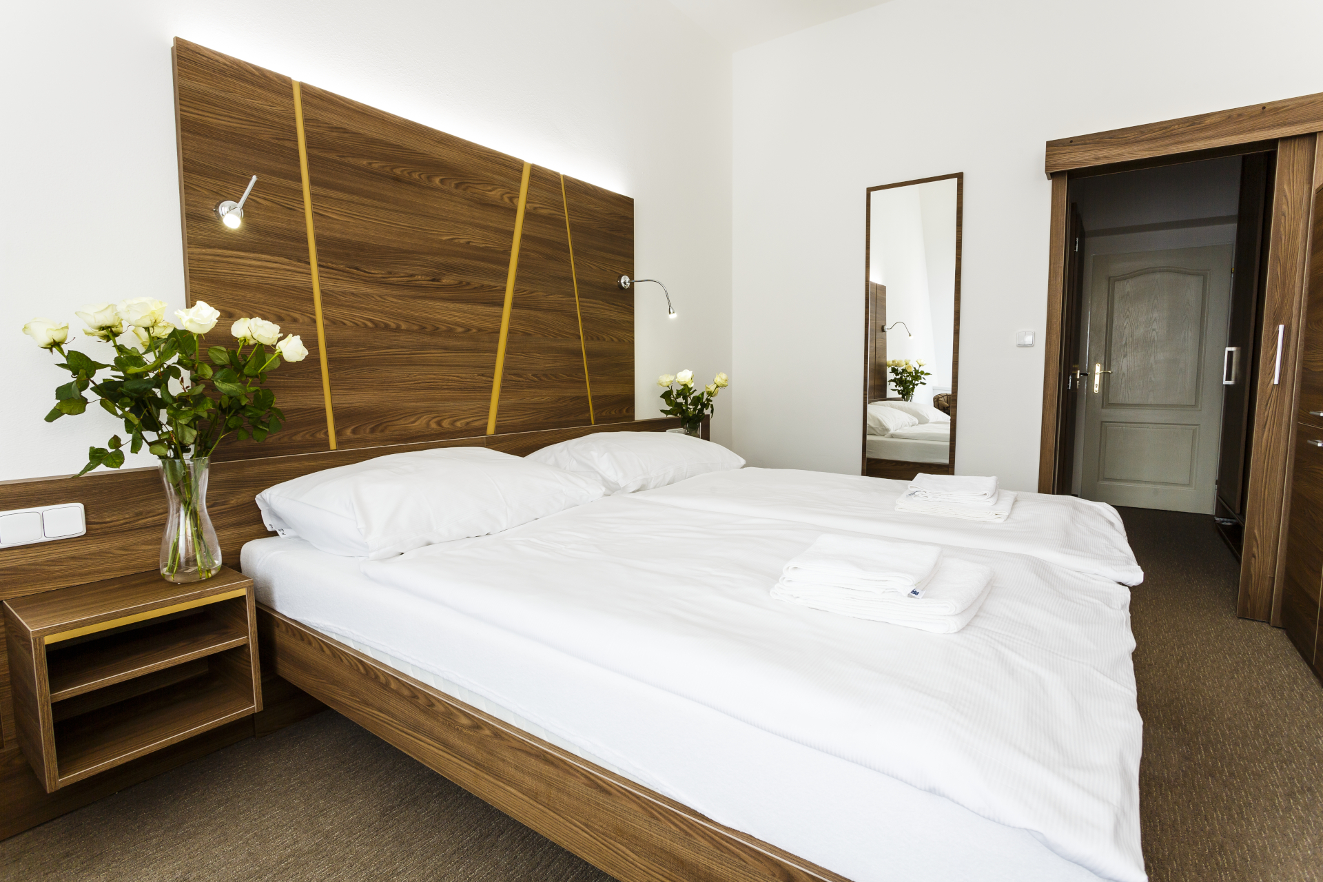 * Zimmer im Hotel MIRAMARE II
* Vorzimmer mit Stauraum
* Schlafzimmer - Doppelbett oder 2 Einzelbetten
* TV + SAT, Telefon, Kühlschrank, Safe
* Badezimmer - Badewanne oder Dusche + WC, Föhn