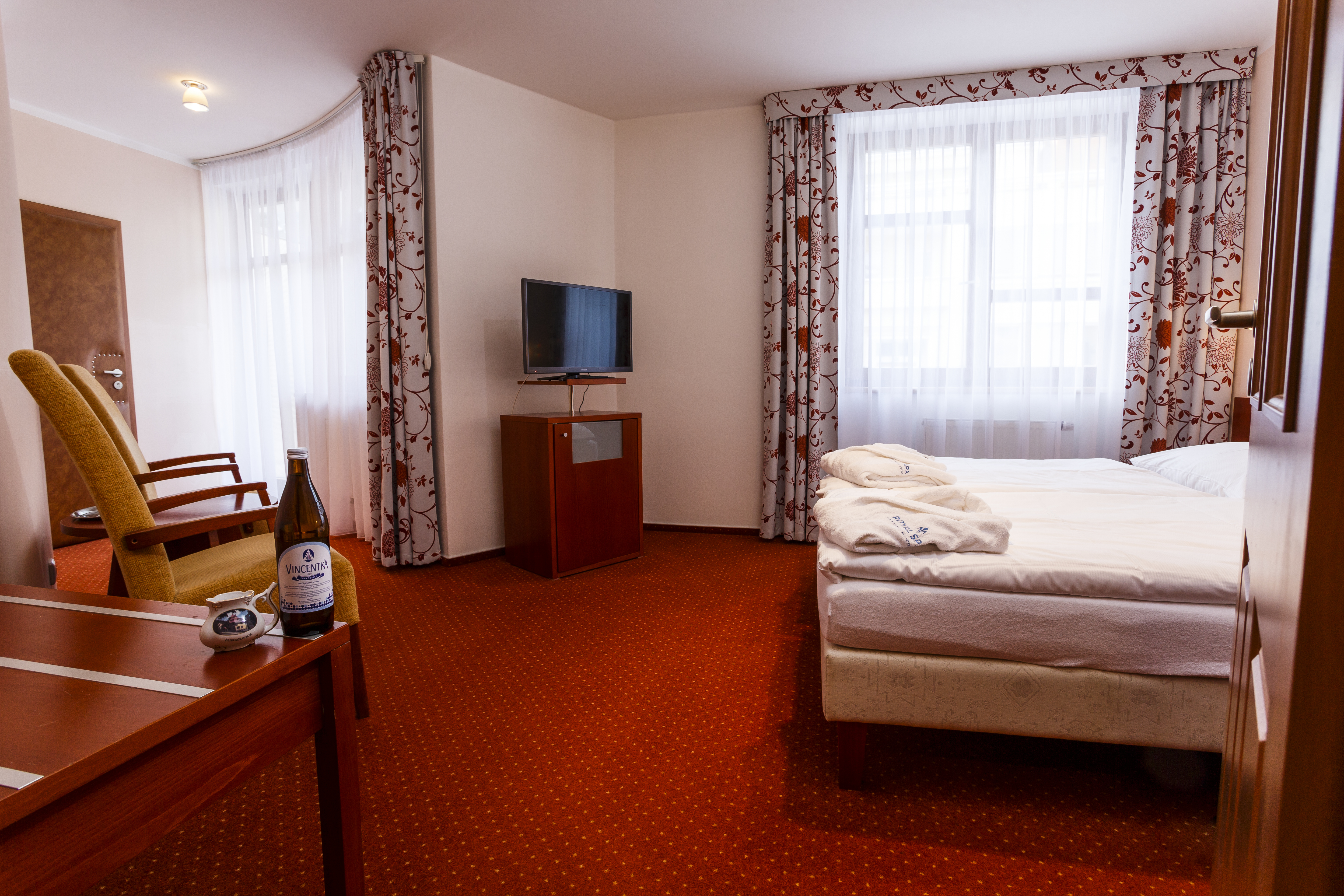 * Pokoje ve vile ANTOANETA
* Předsíň - úložné prostory
* Ložnice -  manželská postel
* Obývací pokoj (možnost přistýlky pro 1 osobu)
* TV + SAT, telefon, lednička, trezor, klimatizace
* Koupelna - vana + WC, fén