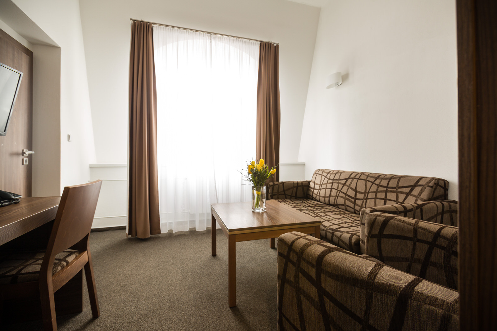 * Zimmer im Hotel MIRAMARE II
* Vorzimmer mit Stauraum
* Schlafzimmer – Doppelbett
* Wohnzimmer (zustellbett für 1 Person möglich)
* TV + SAT, Telefon, Kühlschrank, Safe
* Badezimmer - Badewanne oder Dusche + WC, Föhn
* Balkon