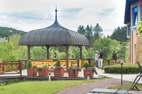 Hotelgarten mit dem Altan im Hotel VILA VALAŠKA Luhačovice